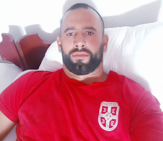 Ухапшен Брџа, вођа групе младића која је осликала и бранила мурал са српском тробојком у Подгорици